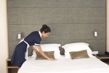 Comment nettoyer une chambre d’hôtel en respectant le protocole ?