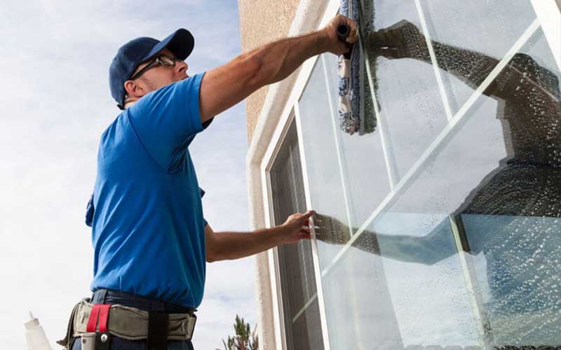 Entretien des vitres de bureaux après les vacances à Casablanca
